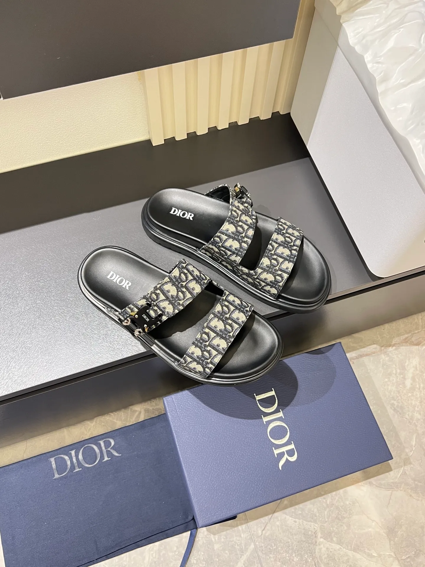 Men's Men's Shoes 💰p320 Dio* Men's Sandals Slippers. Showcasing Dior haute couture design. The Dior gray suede strap is accented with an aluminum Dior buckle for added style. Paired with a comfortable tonal notch sole, they pair easily with shorts or jeans for a sophisticated look. Main body: suede cow leather, technical fabric lining: cow leather, with adjustable straps, aluminum Dior buckle, Dior gray EVA insole, tonal notched rubber outsole splicing structure, size: 38-44 (customized at 45.46)